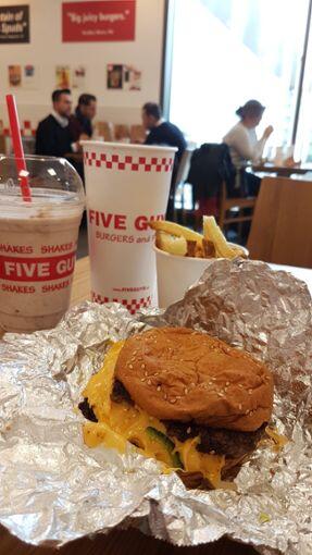 Ein Burger, der okay schmeckt.