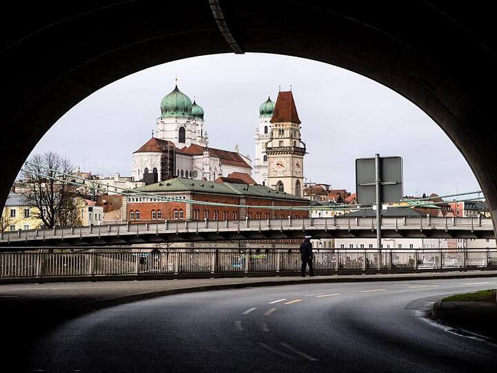 Der Dom und das Rathaus (l-r.) in Passau. Foto: picture alliance/Matthias Balk/dpa/Archivbild