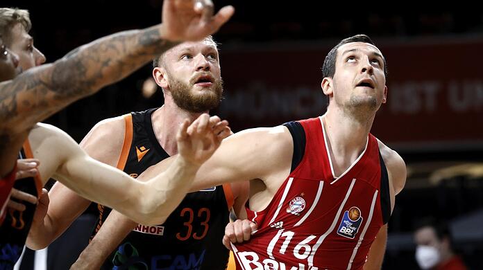 Auf ihn kommt mit den Bayern-Basketballern nun ein hartes Programm zu: Nationalspieler Paul Zipser (r.).