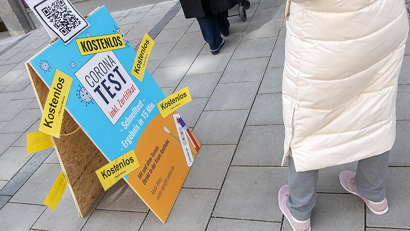 Passanten stehen in München für einen kostenlosen Corona-Test an. (Symbolbild)