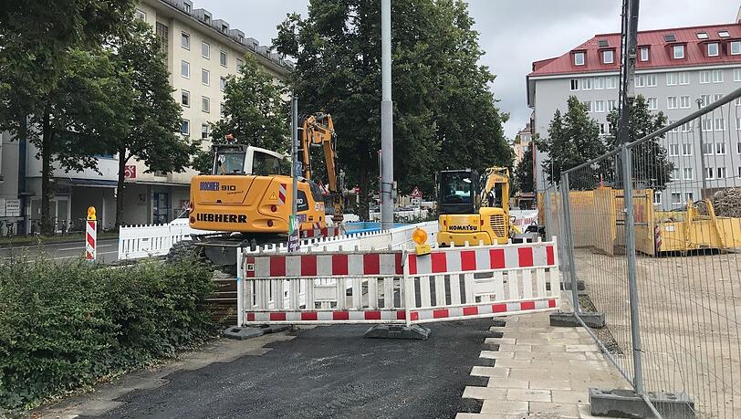 Auch der Gehweg vor dem Bauzaun ist aktuell abgeriegelt. Auch der Gehweg vor dem Bauzaun ist aktuell abgeriegelt.