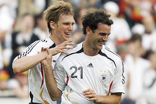 Sollen auch bei der EM zusammenspielen: Metzelder (r.) und Mertesacker