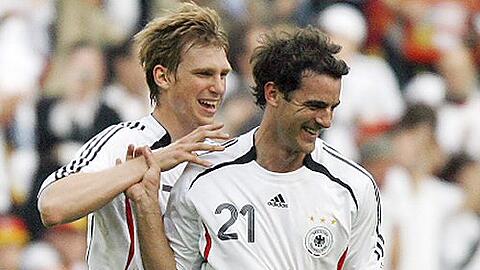 Sollen auch bei der EM zusammenspielen: Metzelder (r.) und Mertesacker