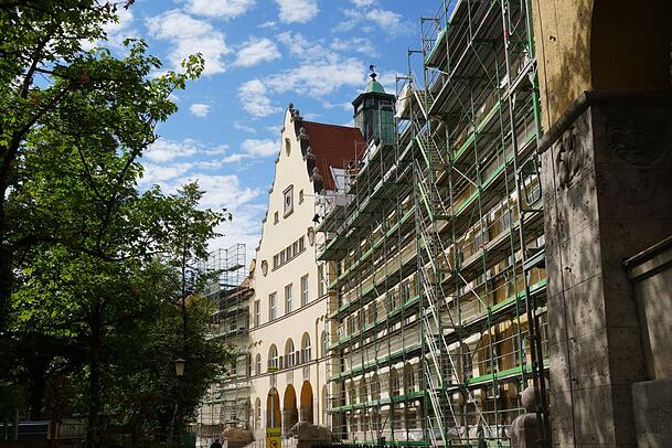 Nach vier Jahren Megabaustelle ist die Fassade noch immer eingerüstet, auch drinnen werkeln noch Handwerker auf allen Stockwerken. Nach vier Jahren Megabaustelle ist die Fassade noch immer eingerüstet, auch drinnen werkeln noch Handwerker auf allen Stockwerken.