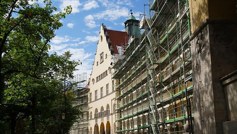 Nach vier Jahren Megabaustelle ist die Fassade noch immer eingerüstet, auch drinnen werkeln noch Handwerker auf allen Stockwerken. Nach vier Jahren Megabaustelle ist die Fassade noch immer eingerüstet, auch drinnen werkeln noch Handwerker auf allen Stockwerken.