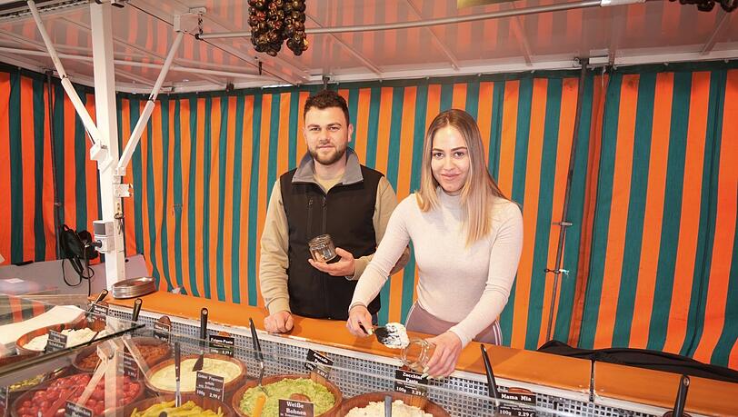 Hamid und Rebeca verkaufen Oliven, Peperoni, Salate und jede Menge Aufstriche. Wer kein Gefäß dabei hat, bekommt ein Pfandglas.