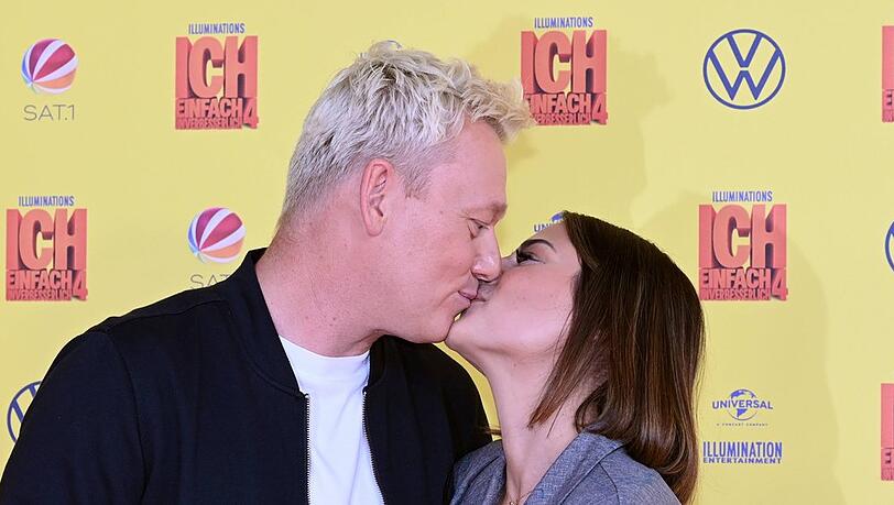 Jens "Knossi" Knossalla und seine Verlobte Lia Mitrou bei der Fan-Premiere von "Ich - Einfach unverbesserlich 4" in Köln.
