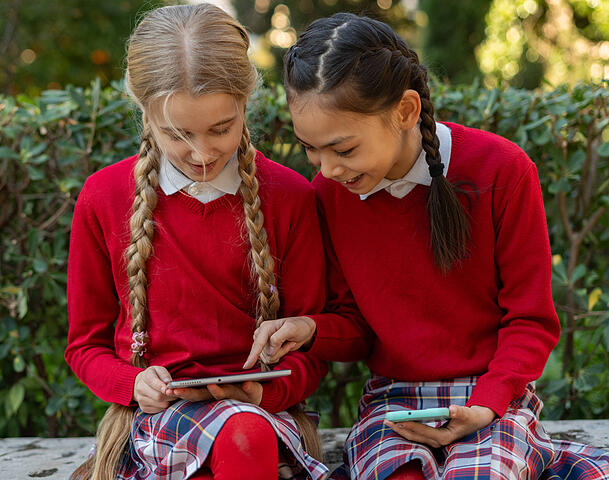 Eltern sollten ihre Kinder informieren und sensibilisieren, damit diese nicht unbedacht persönliche Daten und Fotos im Internet veröffentlichen.