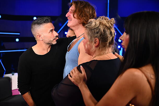 Bei "Promi Big Brother"-Kandidat Satansbratan kullerten im Live-Finale Tränen der Verzweiflung. Die anderen Kandidaten der Show schienen ratlos, doch versuchten den Österreicher zu beruhigen. Bei "Promi Big Brother"-Kandidat Satansbratan kullerten im Live-Finale Tränen der Verzweiflung. Die anderen Kandidaten der Show schienen ratlos, doch versuchten den Österreicher zu beruhigen.