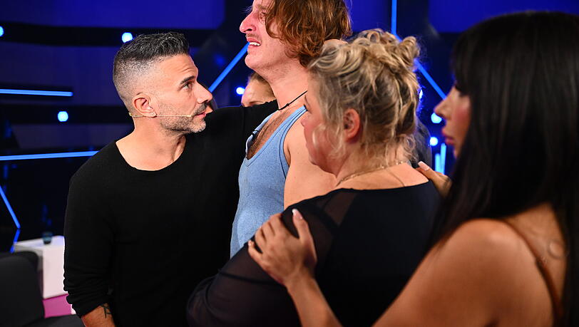 Bei "Promi Big Brother"-Kandidat Satansbratan kullerten im Live-Finale Tränen der Verzweiflung. Die anderen Kandidaten der Show schienen ratlos, doch versuchten den Österreicher zu beruhigen. Bei "Promi Big Brother"-Kandidat Satansbratan kullerten im Live-Finale Tränen der Verzweiflung. Die anderen Kandidaten der Show schienen ratlos, doch versuchten den Österreicher zu beruhigen.