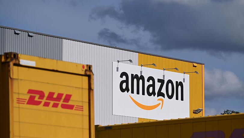Ein Logistikzentrum von Amazon, auf dessen Gel&auml;nde DHL-Container stehen. DHL ist das gr&ouml;&szlig;te Paketunternehmen in Deutschland, gefolgt von Amazon - der Online-Handelsriese tr&auml;gt einen gro&szlig;en Teil bei ihm bestellten Waren selbst aus. (Archivbild)