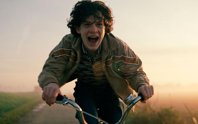 Coming of Age-Film "Blackbird" nach Matthias Brandts Roman: Motte (Timothy Scannell) ist 15 Jahre alt und wächst in der westdeutschen Provinz der späten 70-er-Jahre auf. Als sein bester Freund an Krebs erkrankt und sich Motte gleichzeitig verliebt, entbrennt ein Kampf der Gefühle. Coming of Age-Film "Blackbird" nach Matthias Brandts Roman: Motte (Timothy Scannell) ist 15 Jahre alt und wächst in der westdeutschen Provinz der späten 70-er-Jahre auf. Als sein bester Freund an Krebs erkrankt und sich Motte gleichzeitig verliebt, entbrennt ein Kampf der Gefühle.