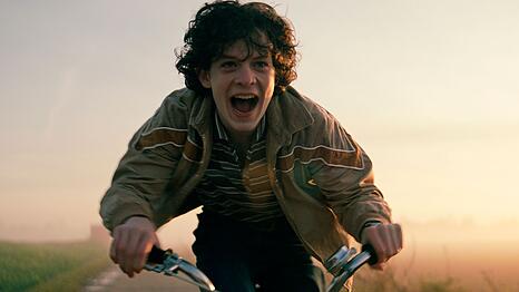 Coming of Age-Film "Blackbird" nach Matthias Brandts Roman: Motte (Timothy Scannell) ist 15 Jahre alt und w&auml;chst in der westdeutschen Provinz der sp&auml;ten 70-er-Jahre auf. Als sein bester Freund an Krebs erkrankt und sich Motte gleichzeitig verliebt, entbrennt ein Kampf der Gef&uuml;hle.