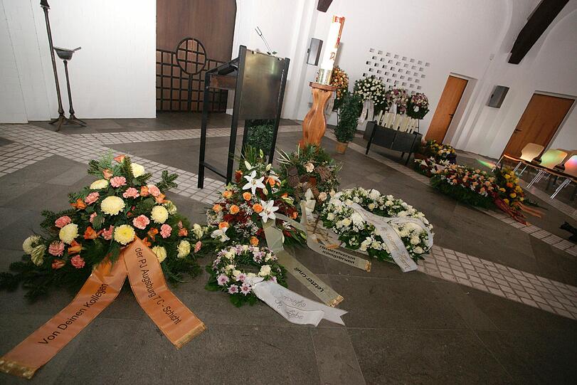 Familie und Kollegen trauern um den erschossenen Polizisten Matthias V.. In Königsbrunn bei Augsburg wurde er am Donnerstag im kleinen Kreise begesetzt.