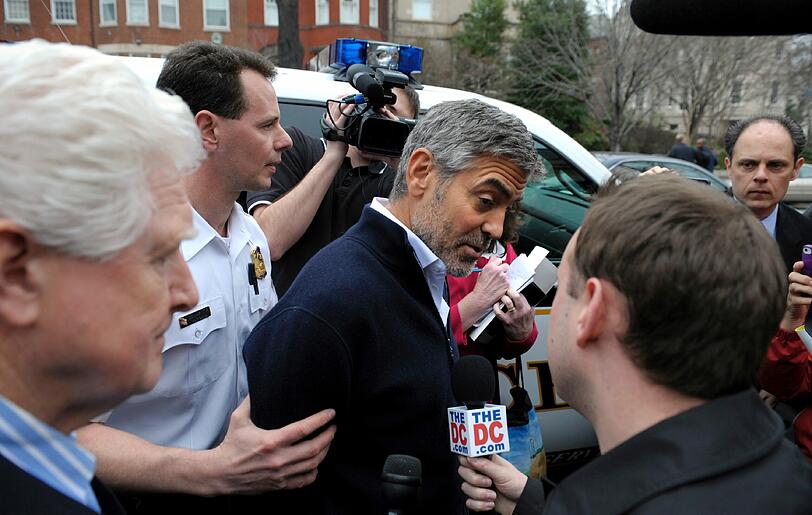 Hollywood-Star George Clooney und sein Vater Nick sind bei einer Protestkundgebung vor der sudanesischen Botschaft in Washington festgenommen worden. Das US-Fernsehen zeigte, wie die beiden in Handschellen von Polizisten abgeführt wurden - sehen Sie hier die Bilder...