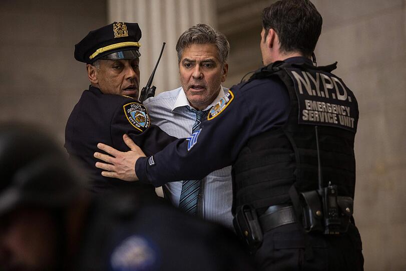 Wird von einem enttäuschten Anleger bedroht: George Clooney (Mitte) als Finanz-Entertainer in &bdquo;Money Monster&ldquo;.