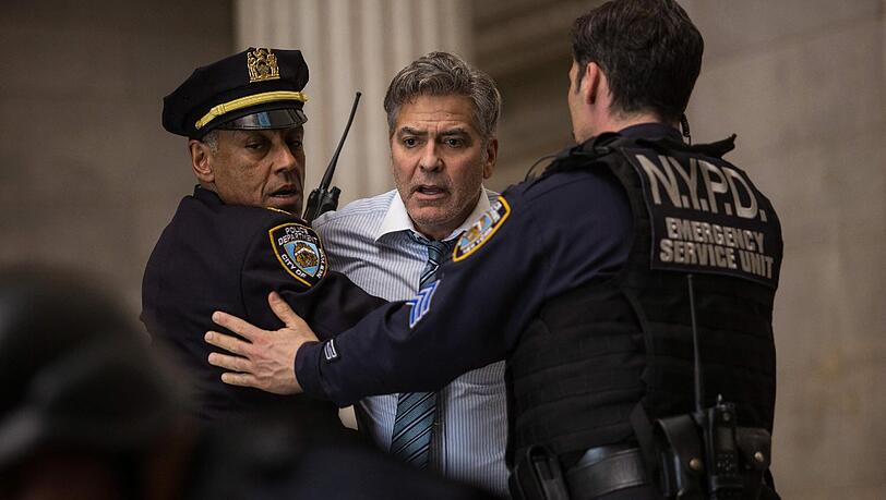 Wird von einem enttäuschten Anleger bedroht: George Clooney (Mitte) als Finanz-Entertainer in „Money Monster“. Wird von einem enttäuschten Anleger bedroht: George Clooney (Mitte) als Finanz-Entertainer in „Money Monster“.