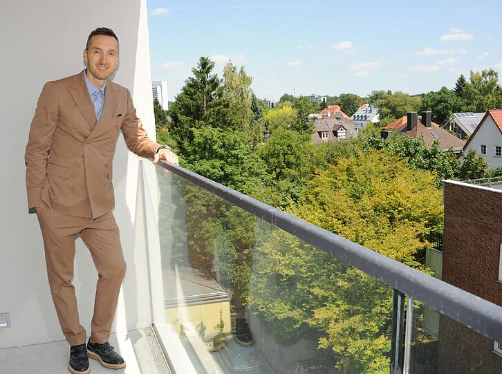 Wohnen wird auch er hier: Stefan Höglmaier. Ihm gehört der Hochbunker. Er wird ins Penthouse ganz oben ziehen.