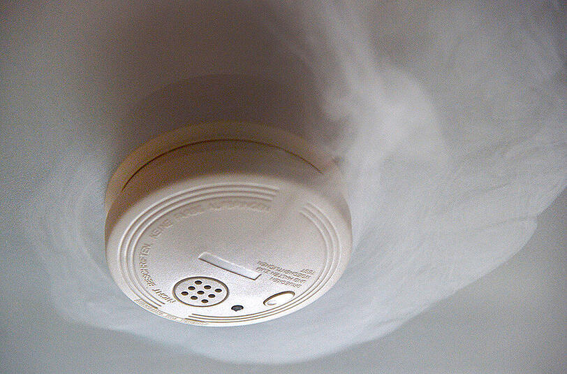 Der Rauchmelder in der Wohnung des Seniors hörte nicht auf zu piepen. Ein Nachbar alarmierte daraufhin die Feuerwehr. (Symbolbild)