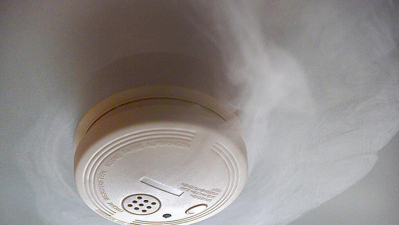Der Rauchmelder in der Wohnung des Seniors hörte nicht auf zu piepen. Ein Nachbar alarmierte daraufhin die Feuerwehr. (Symbolbild) Der Rauchmelder in der Wohnung des Seniors hörte nicht auf zu piepen. Ein Nachbar alarmierte daraufhin die Feuerwehr. (Symbolbild)