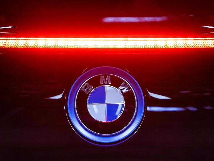 Das Logo von BMW ist auf einer Kofferraumklappe zu sehen. Foto: Jan Woitas/dpa-Zentralbild/dpa/Symbolbild