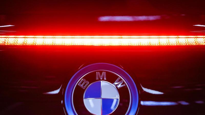 Das Logo von BMW ist auf einer Kofferraumklappe zu sehen. Foto: Jan Woitas/dpa-Zentralbild/dpa/Symbolbild Das Logo von BMW ist auf einer Kofferraumklappe zu sehen. Foto: Jan Woitas/dpa-Zentralbild/dpa/Symbolbild