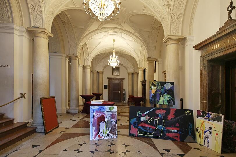 Historisches Vestibül - und moderne Kunst von Werner Reinisch.