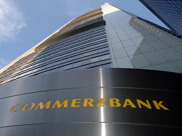 Blick auf das Firmenschild der Zentrale der Commerzbank.