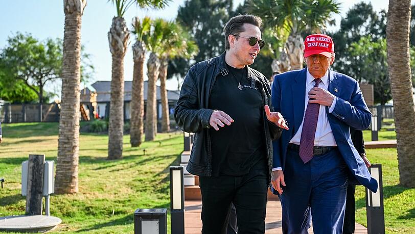 Gemeinsames Silvester? Stehen sich politisch und privat nahe: Elon Musk (l.) und Donald Trump.
