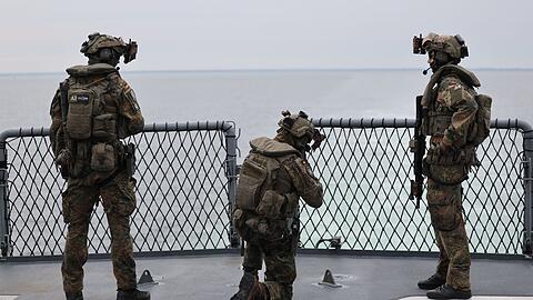 Soldaten bereiten sich auf Ankunft des Bundeskanzlers vor.
