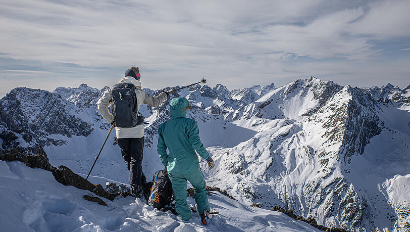 Unberührte Schneelandschaften, dicht verschneite Wälder, einsame Gipfel. Mit weiten, unberührten Hängen und verschneiten Wäldern gilt das Tiroler Lechtal zwischen Lechtaler und Allgäuer Alpen als Paradies für Skitourengeher fernab vom klassischen Skitourismus.