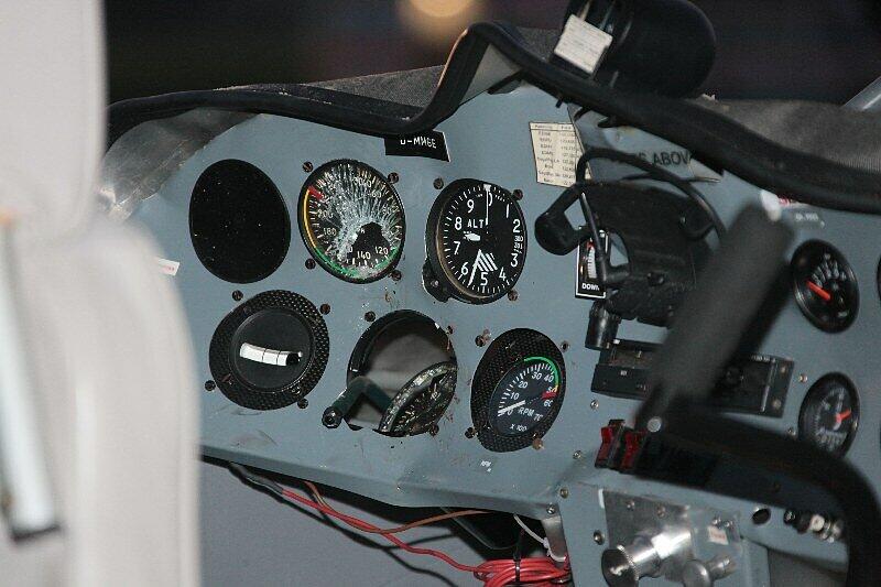 Warum das Ultraleichtflugzeug am Mittwochabend am Flugplatz Ellermühle abstürzte, ist bisher nicht klar. Die beiden Insassen mussten schwer verletzt aus dem Wrack geborgen werden.