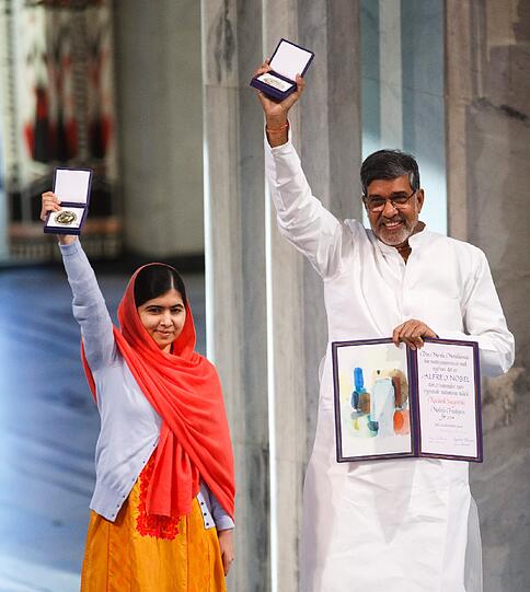 10.12.2014: Die 17-jährige Kinderrechtlerin Malala erhält in Oslo den Friedensnobelpreis. Sie kämpfte für das Recht auf Bildung von Mädchen in Pakistan und wurde daraufhin von Taliban in Kop und Hals geschossen. Malala überlebte nach einer Not-OP knapp.