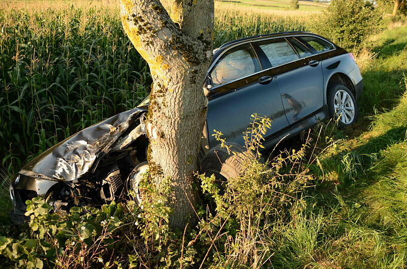 Trümmerhaufen nach Frontalcrash - die Bilder vom Unfallort zwischen Altfraunhofen und Geisenhausen.