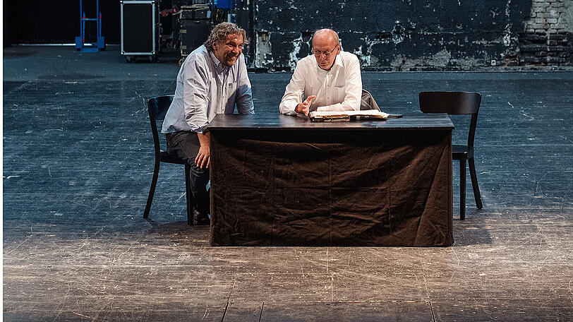 Volkstheater-Intendant Christian Stückl (links) und Kulturreferent Hans-Georg Küppers spielen das Stück
&bdquo;Die Vertragsverlängerung&ldquo;.