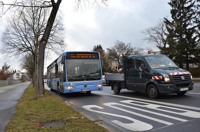 Der Busfahrer musste eine Vollbremsung einleiten, um einen Zusammenstoß mit dem BMW zu verhindern. (Archivbild)