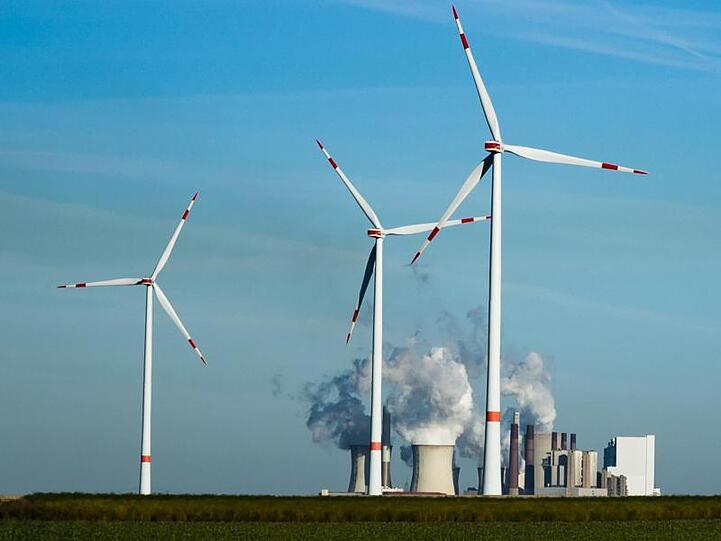 Windräder stehen vor dem Braunkohlekraftwerk Neurath. - Im Klimaschutz-Index mehrerer Organisationen liegt Deutschland noch hinter Staaten wie Indien oder Brasilien.
