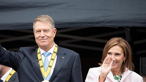 Klaus Iohannis ist in Begleitung seiner Frau Carmen nach Aachen gekommen.