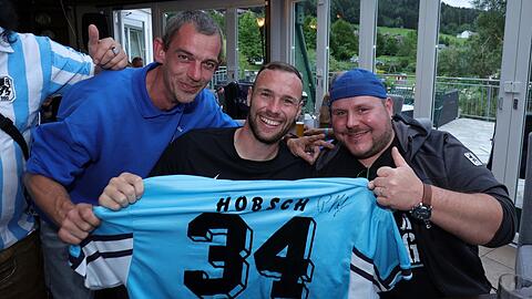 Wie der Vater, so der Sohn: Patrick Hobsch (l.) auf den Spuren von Ex-Löwe Bernd Hobsch, dessen Trikot Fans in Ehren halten.