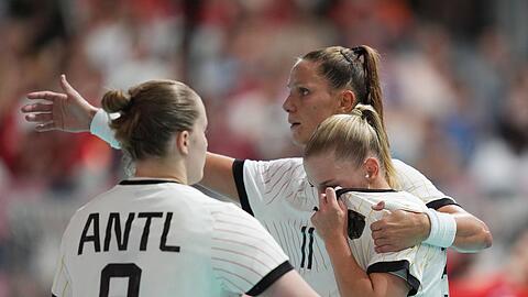 Die deutschen Handballerinnen halten gegen Dänemark lange gut mit.