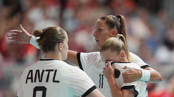 Die deutschen Handballerinnen halten gegen Dänemark lange gut mit.