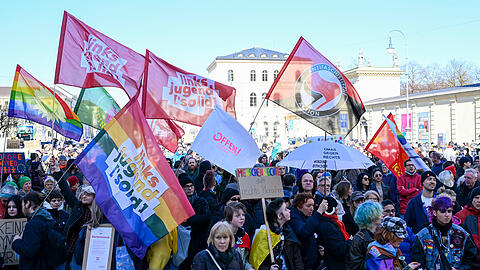 Am Sonntag fanden zwei Demos gleichzeitig statt: Auf dem Odeonsplatz eine gegen Rechts und auf dem Marienplatz eine Solidaritätskundgebung für die Ukraine.