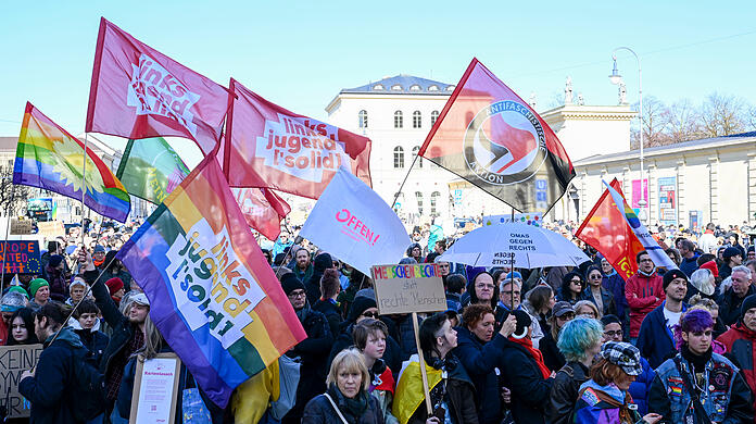 Am Sonntag fanden zwei Demos gleichzeitig statt: Auf dem Odeonsplatz eine gegen Rechts und auf dem Marienplatz eine Solidaritätskundgebung für die Ukraine.