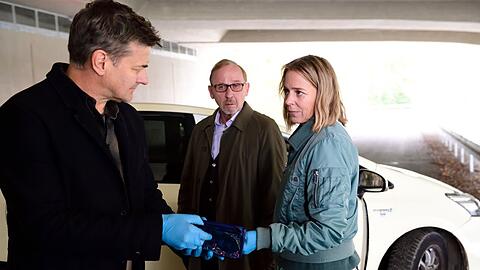 "M&uuml;nchen Mord: Eine echte T&auml;uschung": Das Kommissars-Trio Harald Neuhauser (Marcus Mittermeier, l.), Ludwig Schaller (Alexander Held, M.) und Angelika Flierl (Bernadette Heerwagen, r.) am Tatort.