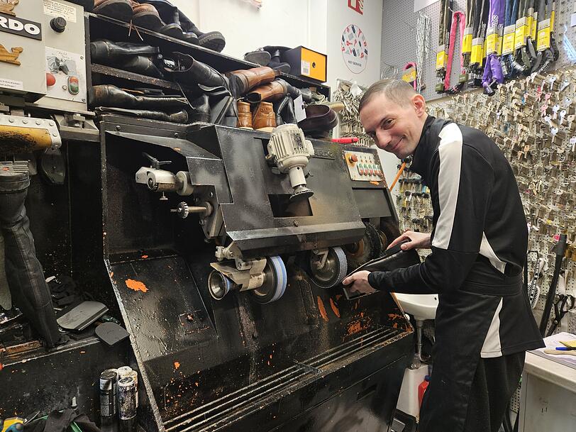 Alex Khalfallah arbeitet seit gut 20 Jahren in der Schuhreparaturwerkstatt seiner Familie im Motorama: &bdquo;Es kommen genug Kunden.&ldquo;