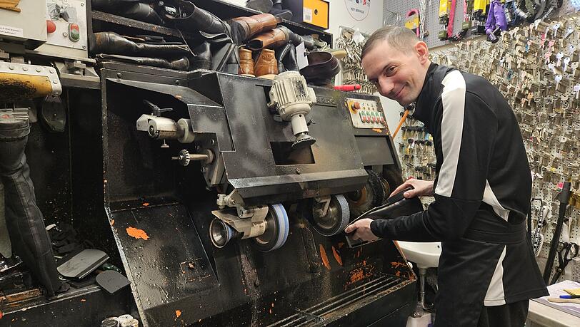 Alex Khalfallah arbeitet seit gut 20 Jahren in der Schuhreparaturwerkstatt seiner Familie im Motorama: &bdquo;Es kommen genug Kunden.&ldquo;