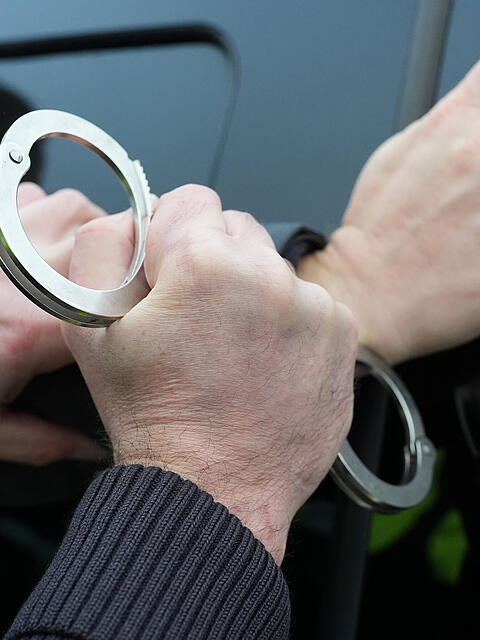 Polizisten haben einen 15-J&auml;hrigen festgenommen, der in Berg am Laim erst in einem Park randalierte und dann die Beamten attackierte und beschimpfte. (Symbolbild)