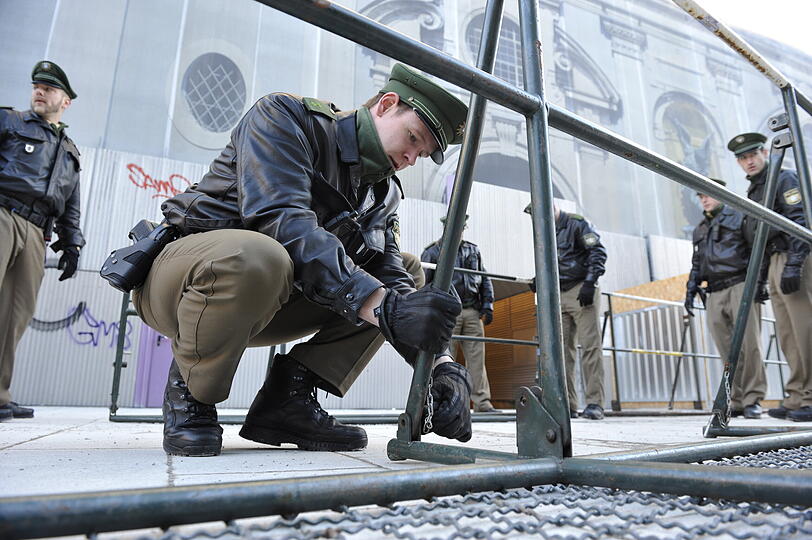 In der St.Michaels Kirche wird alles für die Trauerfeier für Bernd Eichinger vorbereitet