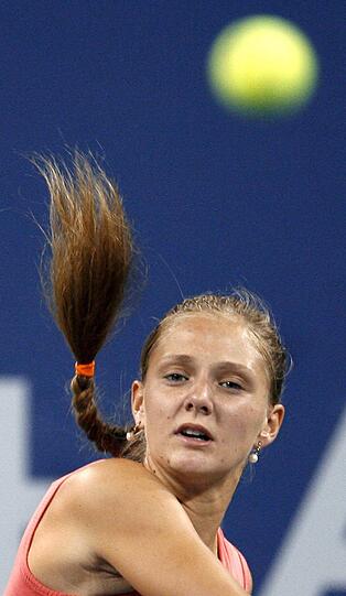Der Zopf steht nach oben wie damals bei Pippi Langstrumpf: Die russische Tennisspielerin Anna Chakvetadze sorgt bei den US Open 2007 für lustige Frisur-Fotos.