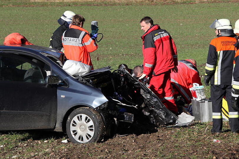 Der 21-Jährige kam auf Höhe eines Waldstücks nahe Reichertsheim (Landkreis Mühldorf am Inn) von der Fahrbahn ab und geriet in den Gegenverkehr.
